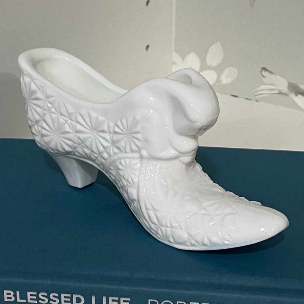 Vintage Fenton White Daisy Button Milk Glass Slipper Shoe Cat Cottage Victorian